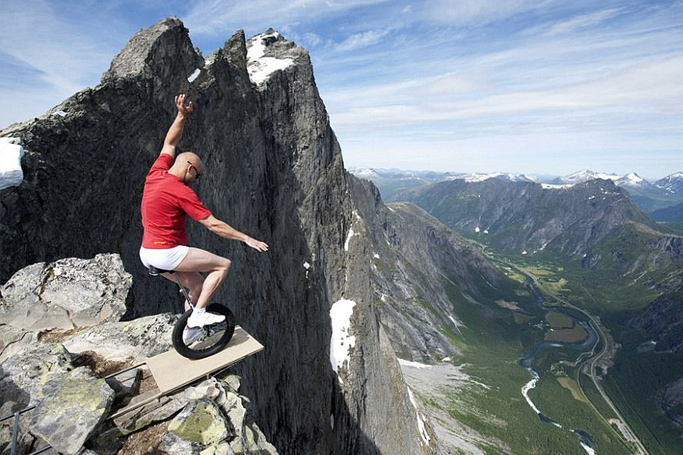 8 Photos Of Daring Tourists That Will Make Your Stomach Flip