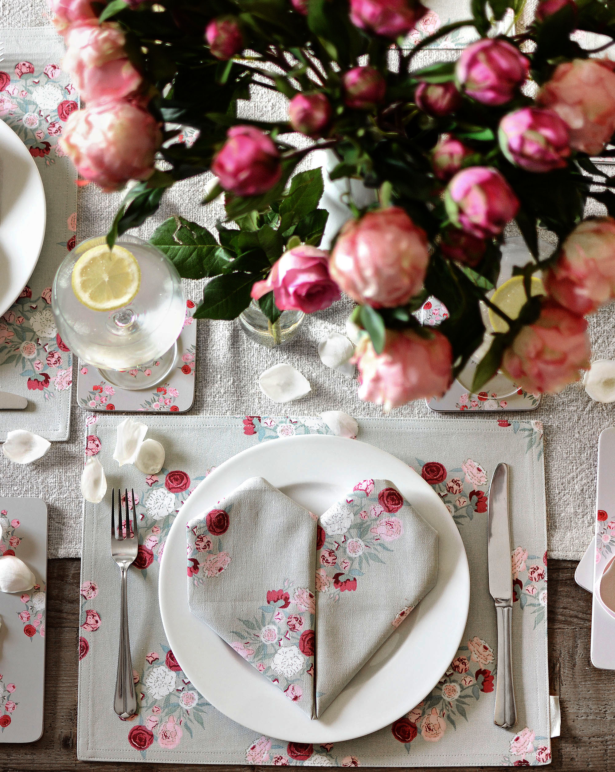  rose petals and napkins