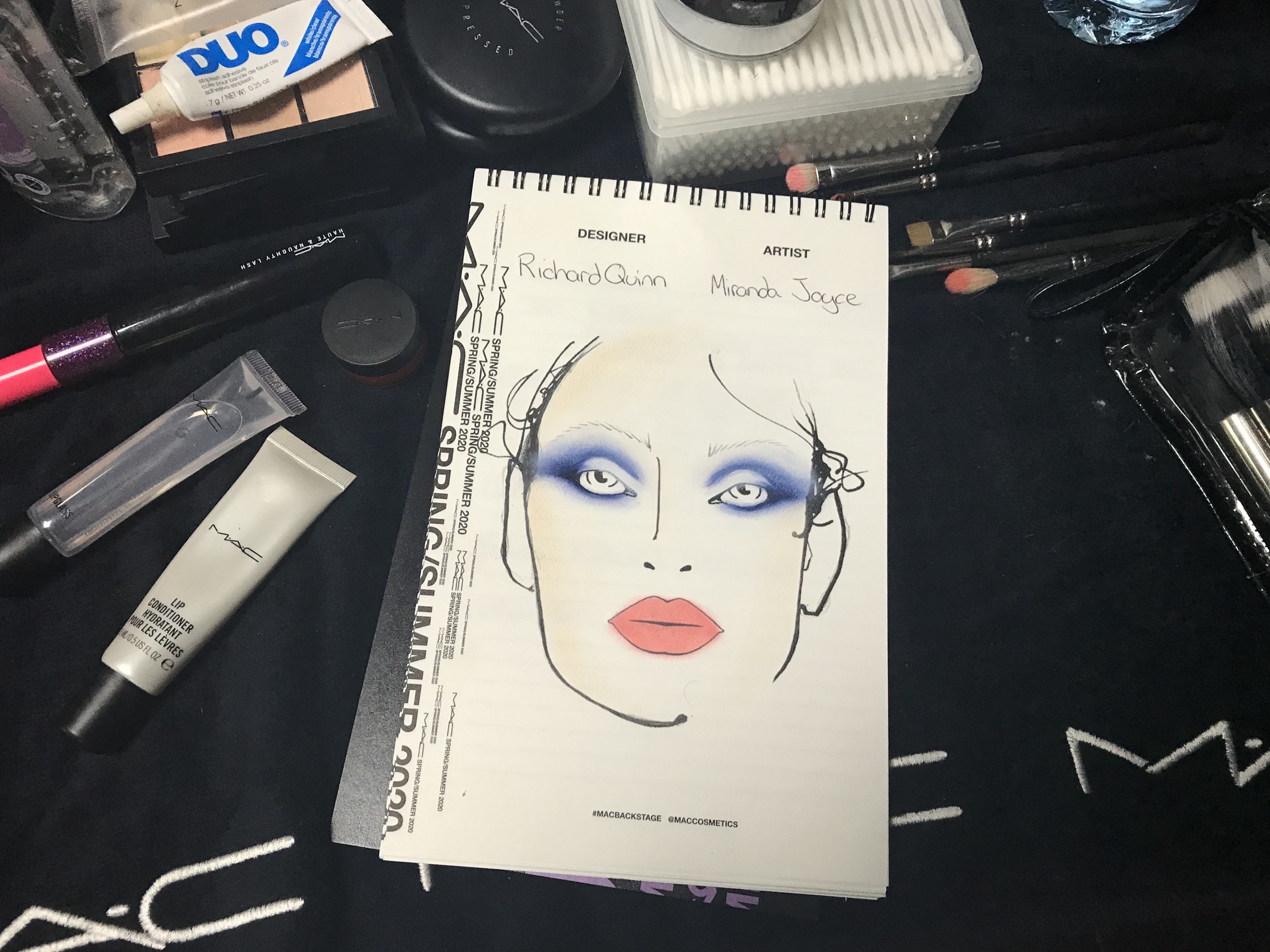 How to Try the ‘Blue Fade’ Beauty Trend | ewmoda
