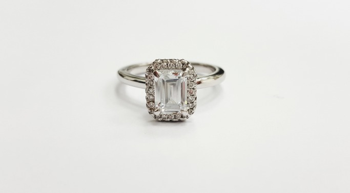 A Man's Guide to Buying Her the Perfect Diamond A Man's Guide to Buying Her the Perfect Diamond