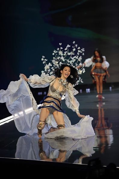 Ming Xi’s fall in the 2017 VS show Ming Xi’s fall in the 2017 VS show