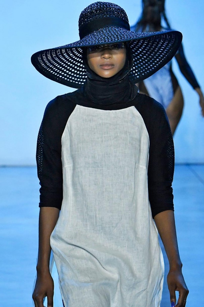 How To Wear A Headscarf, According To The Runway | ewmoda