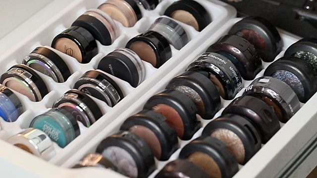 Eye shadow storage hack Eye shadow storage hack