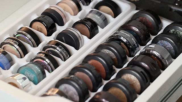 Eye shadow storage hack