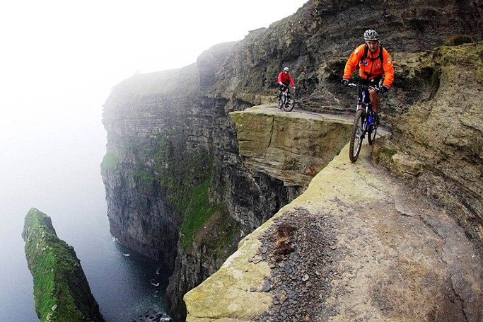 8 Photos Of Daring Tourists That Will Make Your Stomach Flip 8 Photos Of Daring Tourists That Will Make Your Stomach Flip