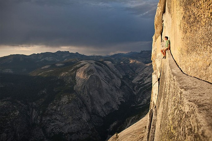 8 Photos Of Daring Tourists That Will Make Your Stomach Flip 8 Photos Of Daring Tourists That Will Make Your Stomach Flip