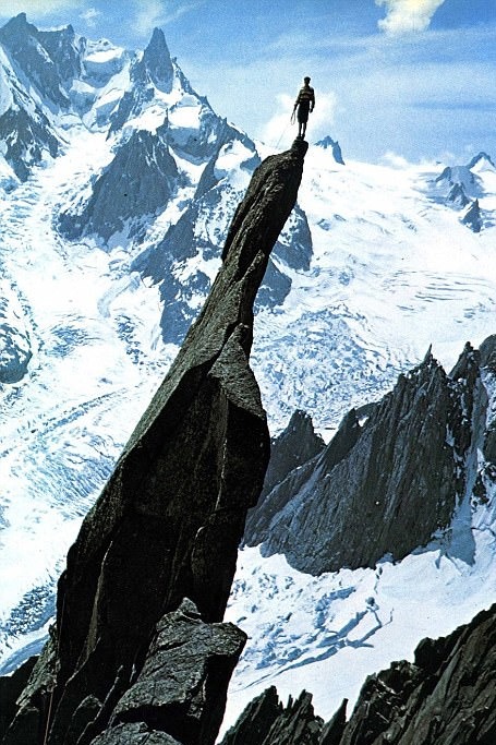 8 Photos Of Daring Tourists That Will Make Your Stomach Flip 8 Photos Of Daring Tourists That Will Make Your Stomach Flip