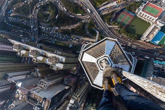 8 Photos Of Daring Tourists That Will Make Your Stomach Flip 8 Photos Of Daring Tourists That Will Make Your Stomach Flip