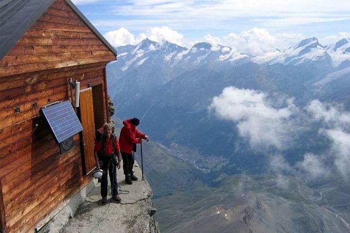 8 Photos Of Daring Tourists That Will Make Your Stomach Flip 8 Photos Of Daring Tourists That Will Make Your Stomach Flip
