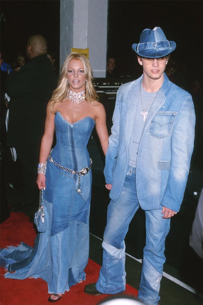 8 Couples Who Dressed In Matching Outfits & Thought It Was Cute 8 Couples Who Dressed In Matching Outfits & Thought It Was Cute