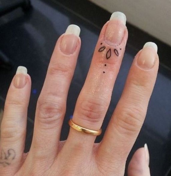 15 Tiny Finger Tattoos Beyond Delicate & Pretty | ewmoda