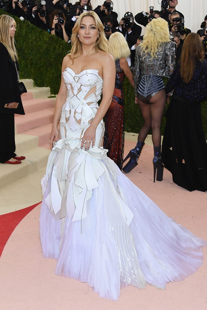 Kate Hudson at the 2016 Met Gala in Atelier Versace Kate Hudson at the 2016 Met Gala in Atelier Versace