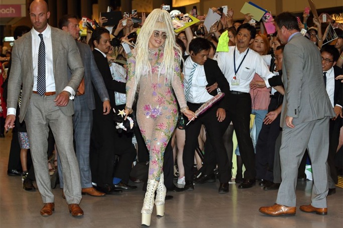 The Worst Celebrity Airport Looks EVER The Worst Celebrity Airport Looks EVER
