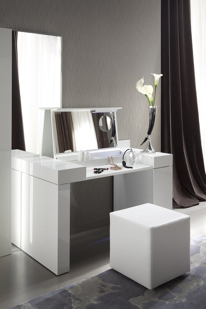 10 Makeup Vanities That Every Beauty Lover Will Want 10 Makeup Vanities That Every Beauty Lover Will Want