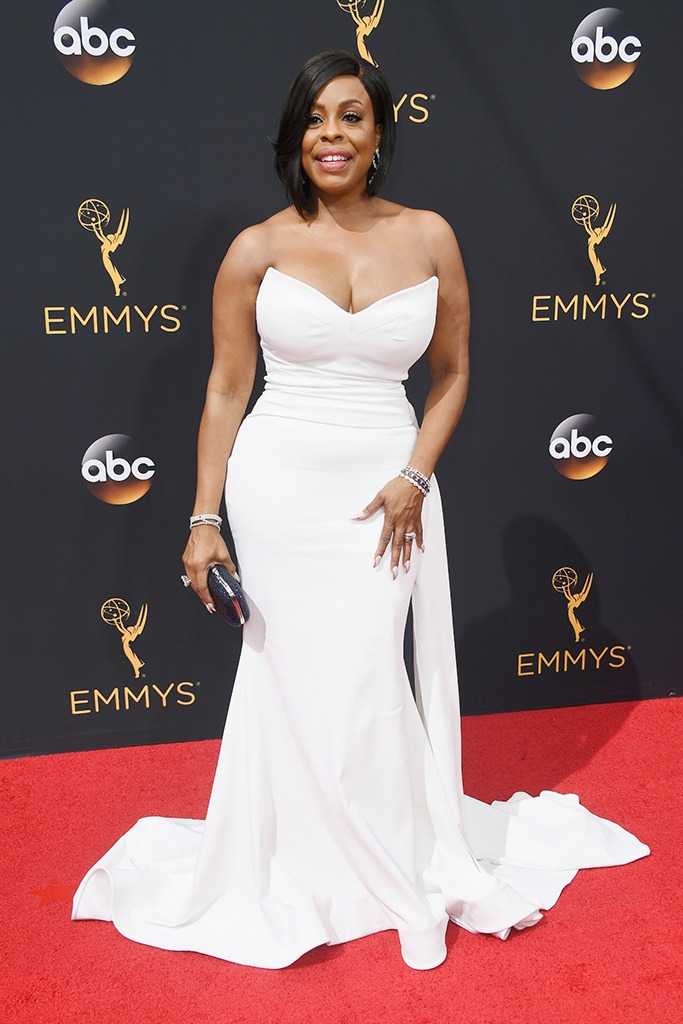 Niecy Nash at the 2016 Emmy Awards in Christian Siriano Niecy Nash at the 2016 Emmy Awards in Christian Siriano