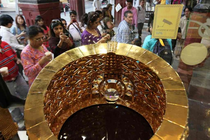 The world's largest gold ring in Sharjah