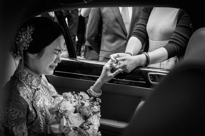 15 Stunning Wedding Shots Show Love Knows No Bounds