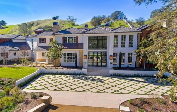 Inside The Weeknd's $20 Million Los Angeles Mansion Inside The Weeknd's $20 Million Los Angeles Mansion