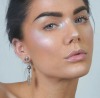 Spring Beauty Trends: Glazed Skin and Glossy Eyes 