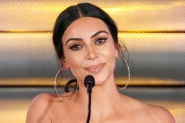 kim kardashian lip ring