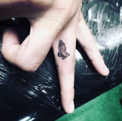 Na frente do dedo | Cross finger tattoos, Inside finger tattoos, Cross  tattoos for women